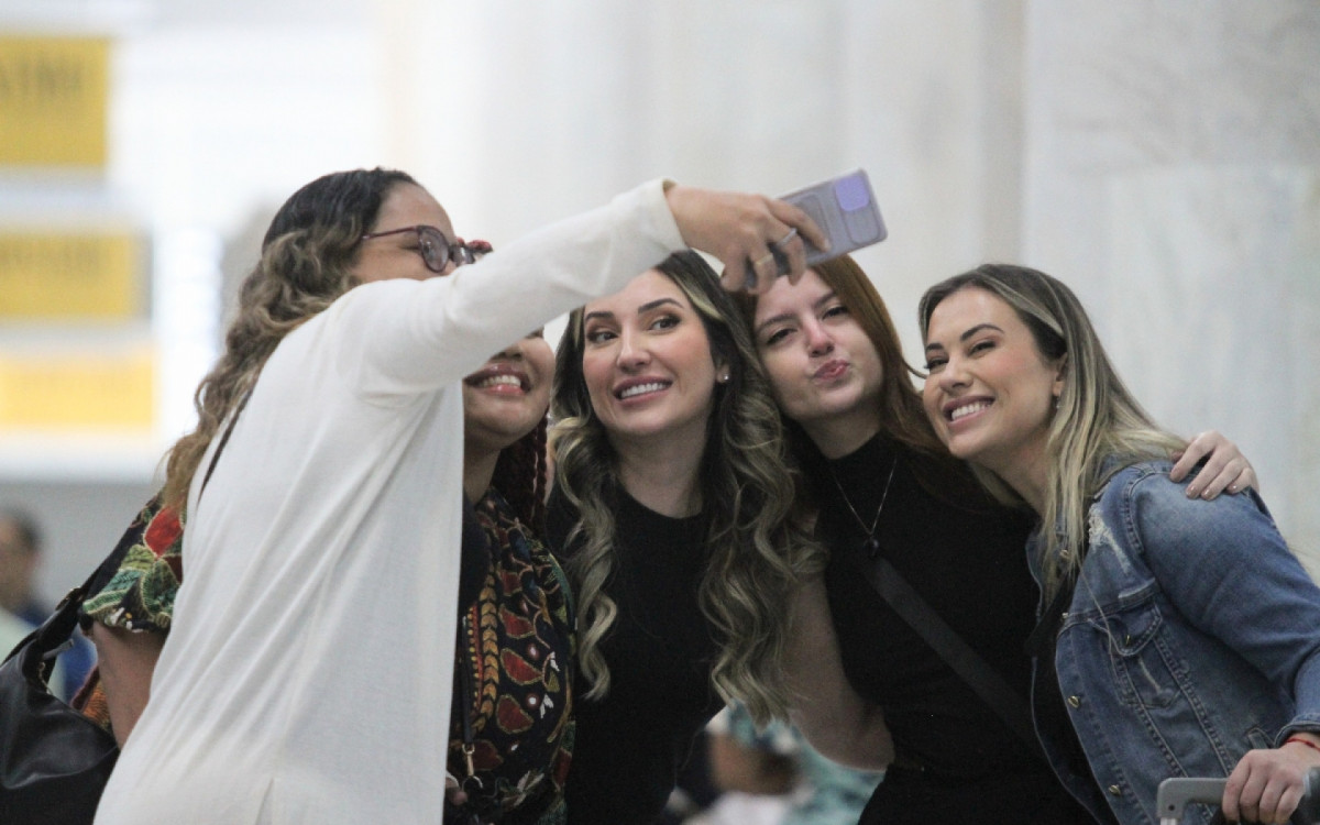 Amanda desembarca no Santos Dumont e recebe o carinho dos f&atilde;s