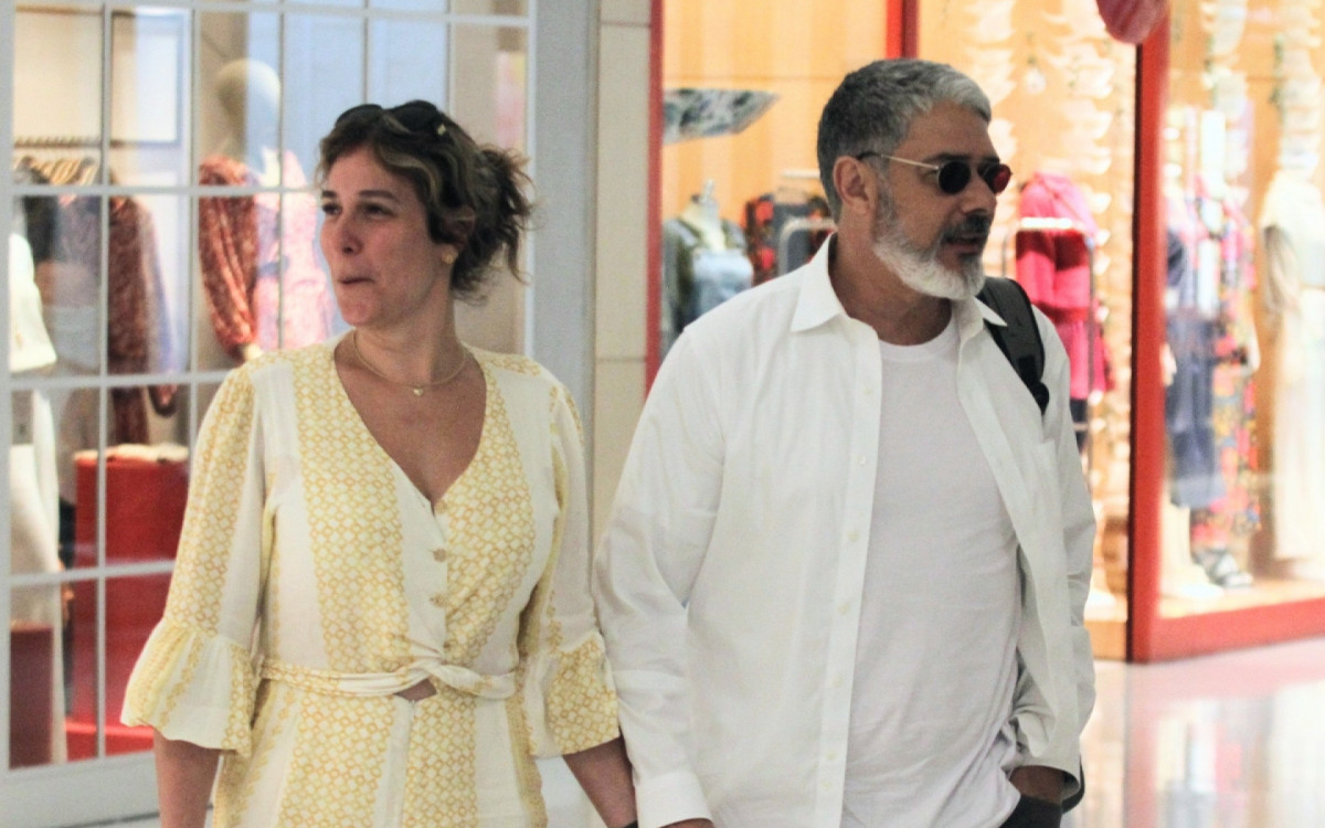William Bonner e a mulher, Natasha Dantas, são clicados em shopping da Zona Sul do Rio