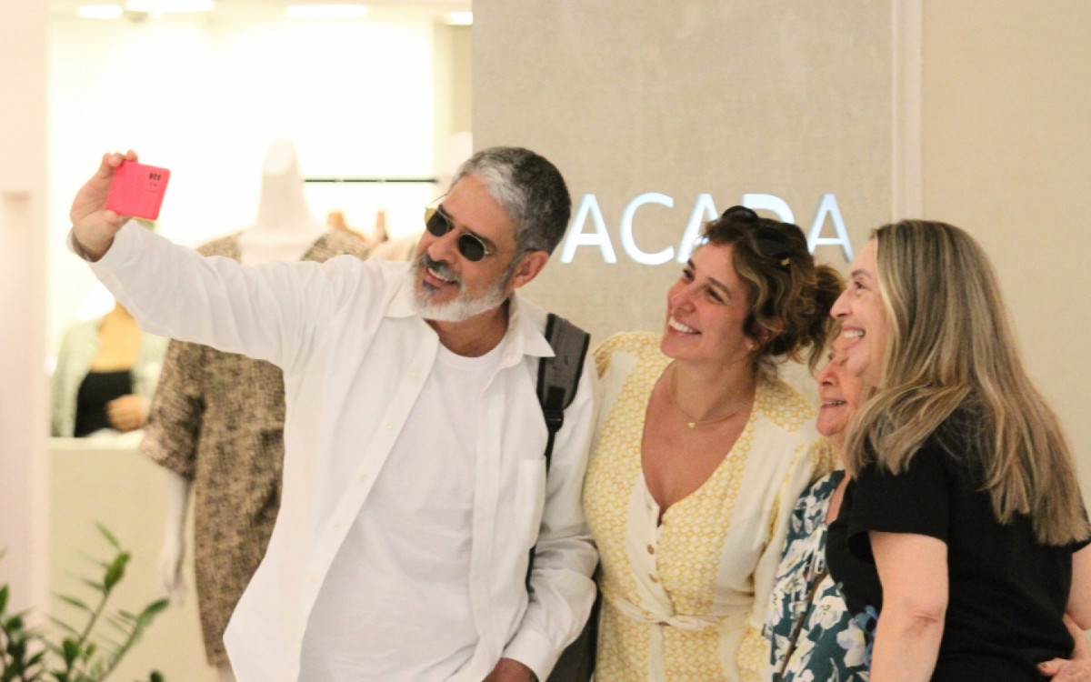 William Bonner e a mulher, Natasha Dantas, posam para fotos com fãs