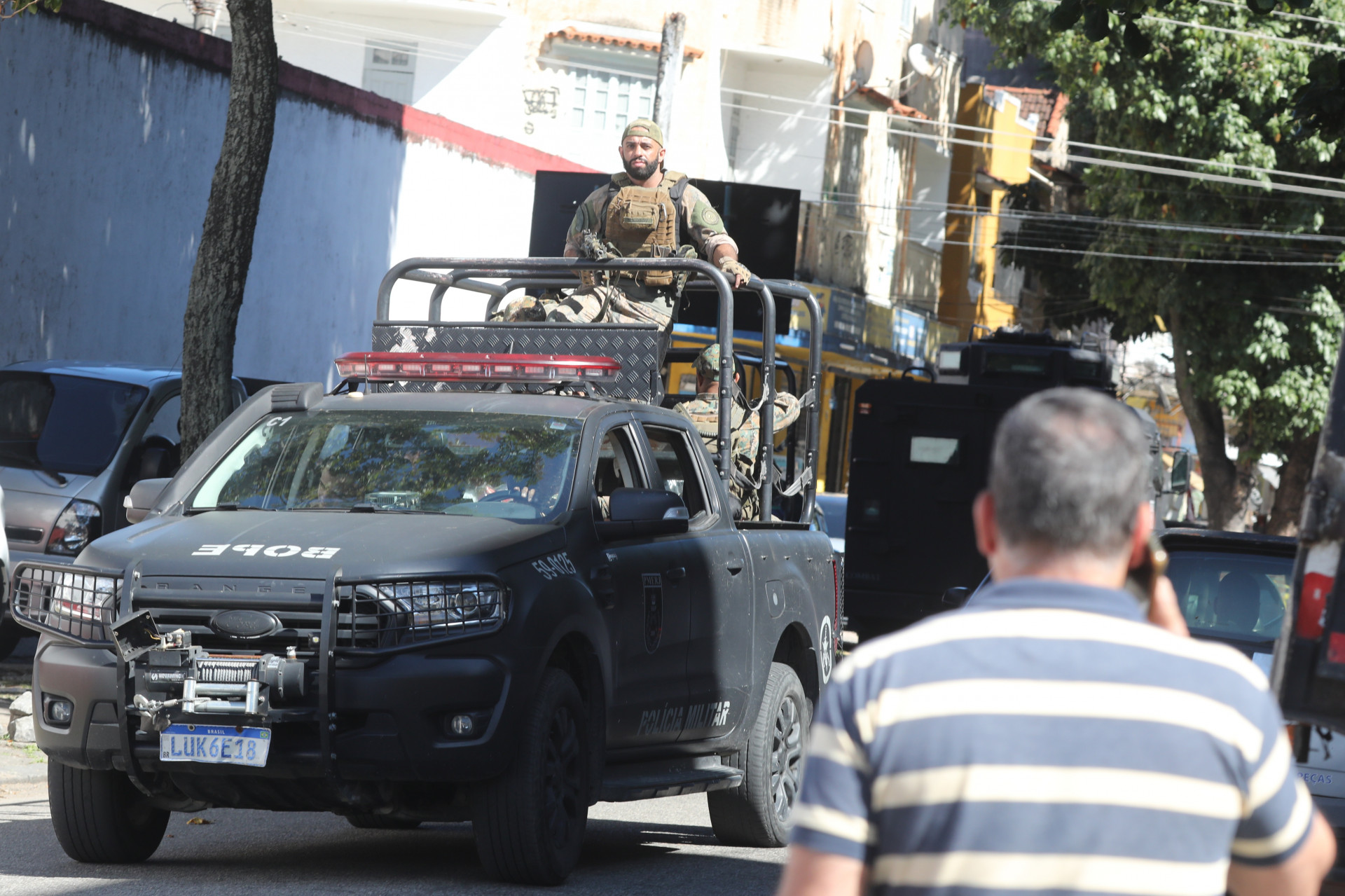 Opera&ccedil;&atilde;o no Complexo da Penha teve trocas de tiros desde a madrugada desta ter&ccedil;a-feira (16), com apreens&otilde;es de drogas e carros e motos roubados apreendidos dentro da comunidade - Pedro Ivo/ Ag&ecirc;ncia O Dia