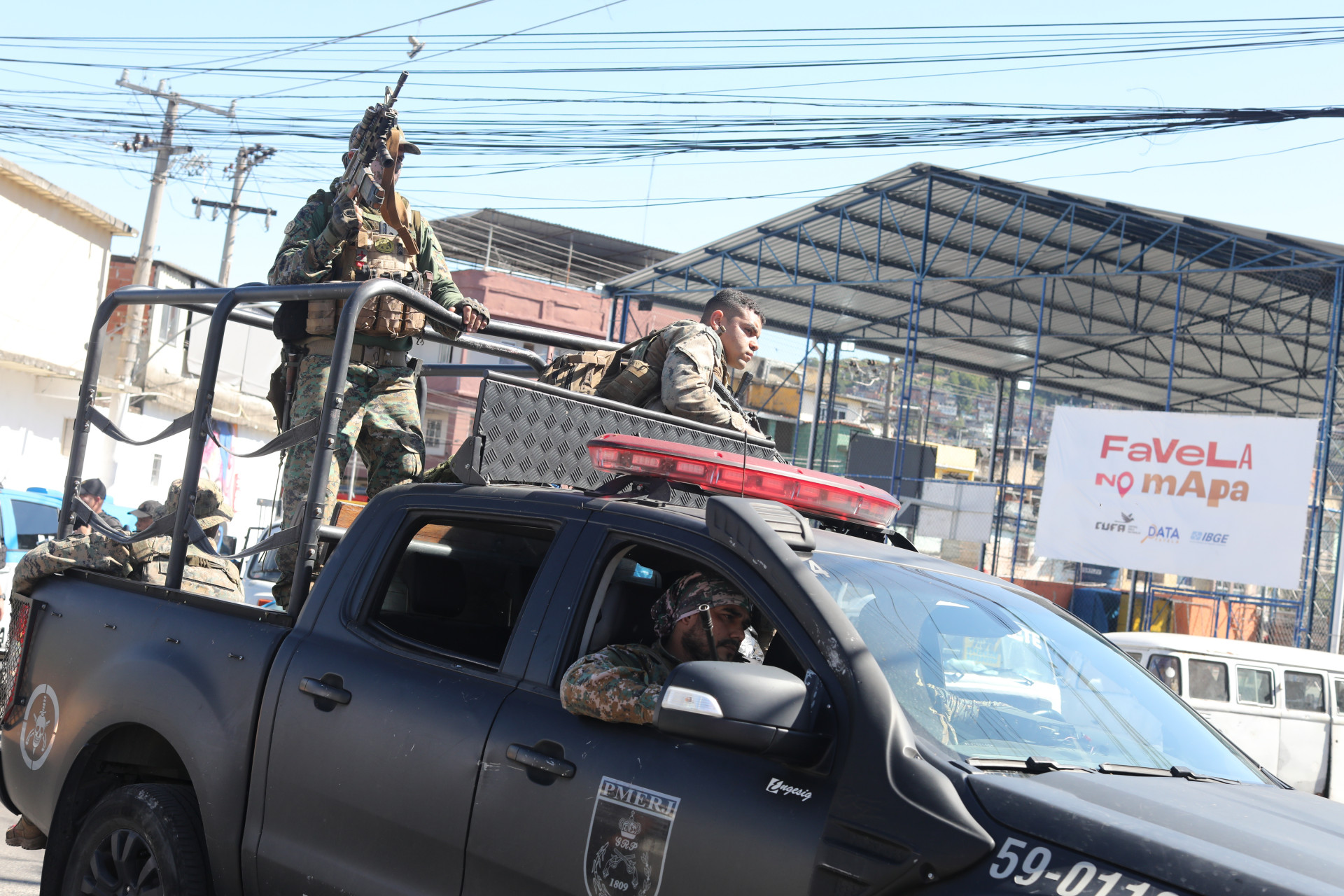 Opera&ccedil;&atilde;o no Complexo da Penha teve trocas de tiros desde a madrugada desta ter&ccedil;a-feira (16), com apreens&otilde;es de drogas e carros e motos roubados apreendidos dentro da comunidade - Pedro Ivo/ Ag&ecirc;ncia O Dia
