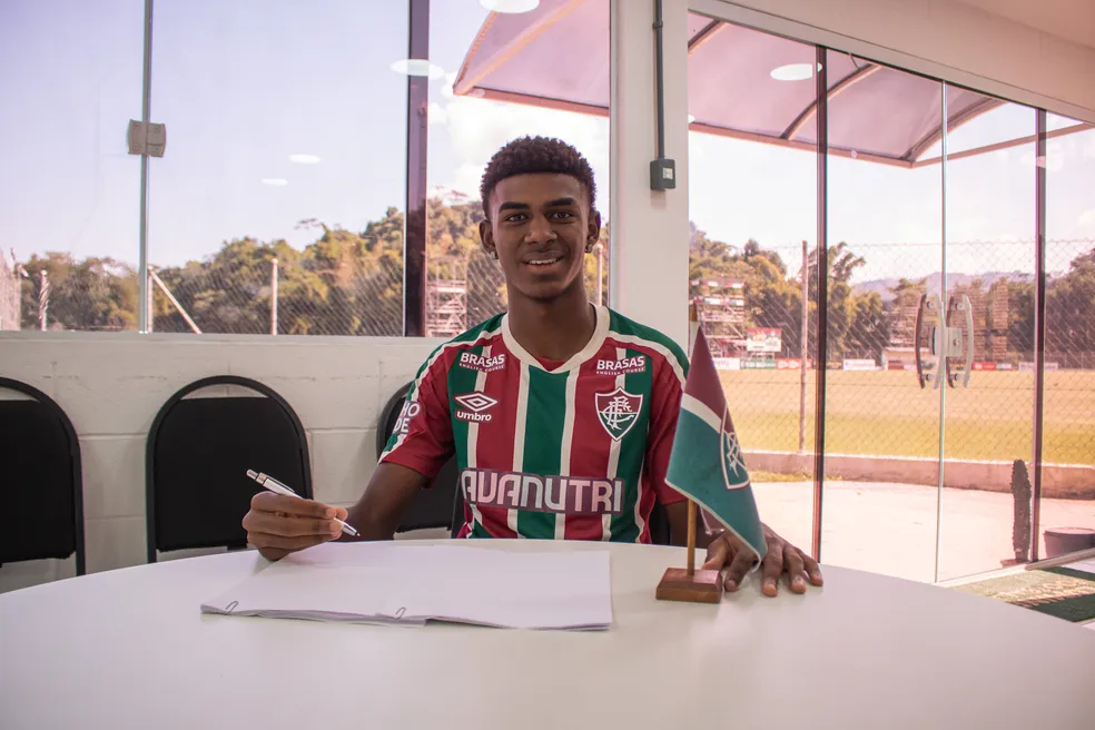 Fluminense assegura contrato profissional com volante da 'Esquadrilha 07'