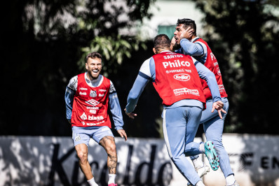 Vídeo: goleiro de time da Série A faz golaço de bicicleta durante o treino
