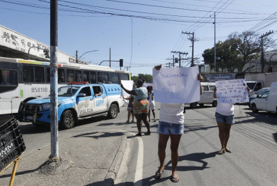 ‘Queremos paz, chega de guerra’, pedem moradores do Jacarezinho durante manifestação