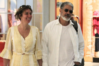 William Bonner e Natasha Dantas passeiam em shopping do Rio 