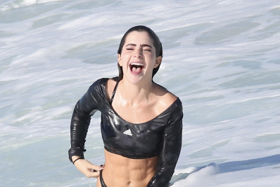 Jade Picon se refresca no mar da Barra da Tijuca e dá boas risadas