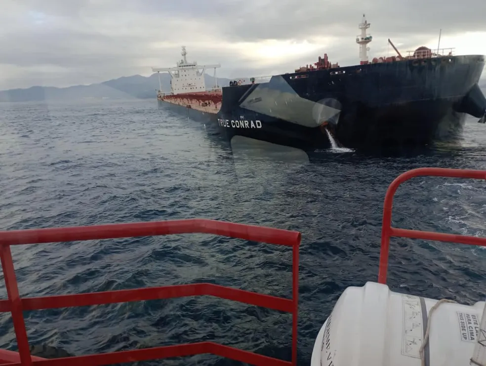 Navio com minério de ferro encalha na Baía de Sepetiba