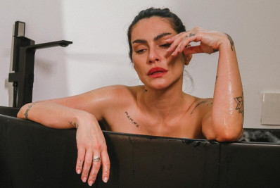 Cleo impressiona fãs ao posar nua para fotos na banheira: 'Bem dondoquinha'