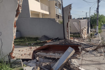 Caminhão perde o freio e atinge casas em Resende