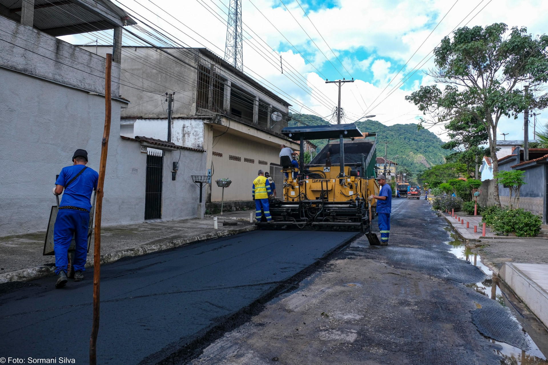 Trabalhadores aplicam o asfalto quente novo no bairro da Ribeira - Divulgação Prefeitura