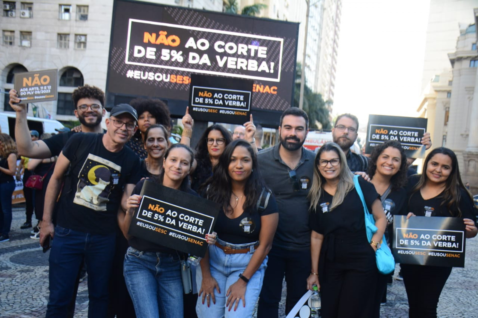 Ato na Cinelândia, no Centro do Rio, reuniu nesta terça-feira (16) cinco mil pessoas em defesa do Sesc e do Senac - Divulgação