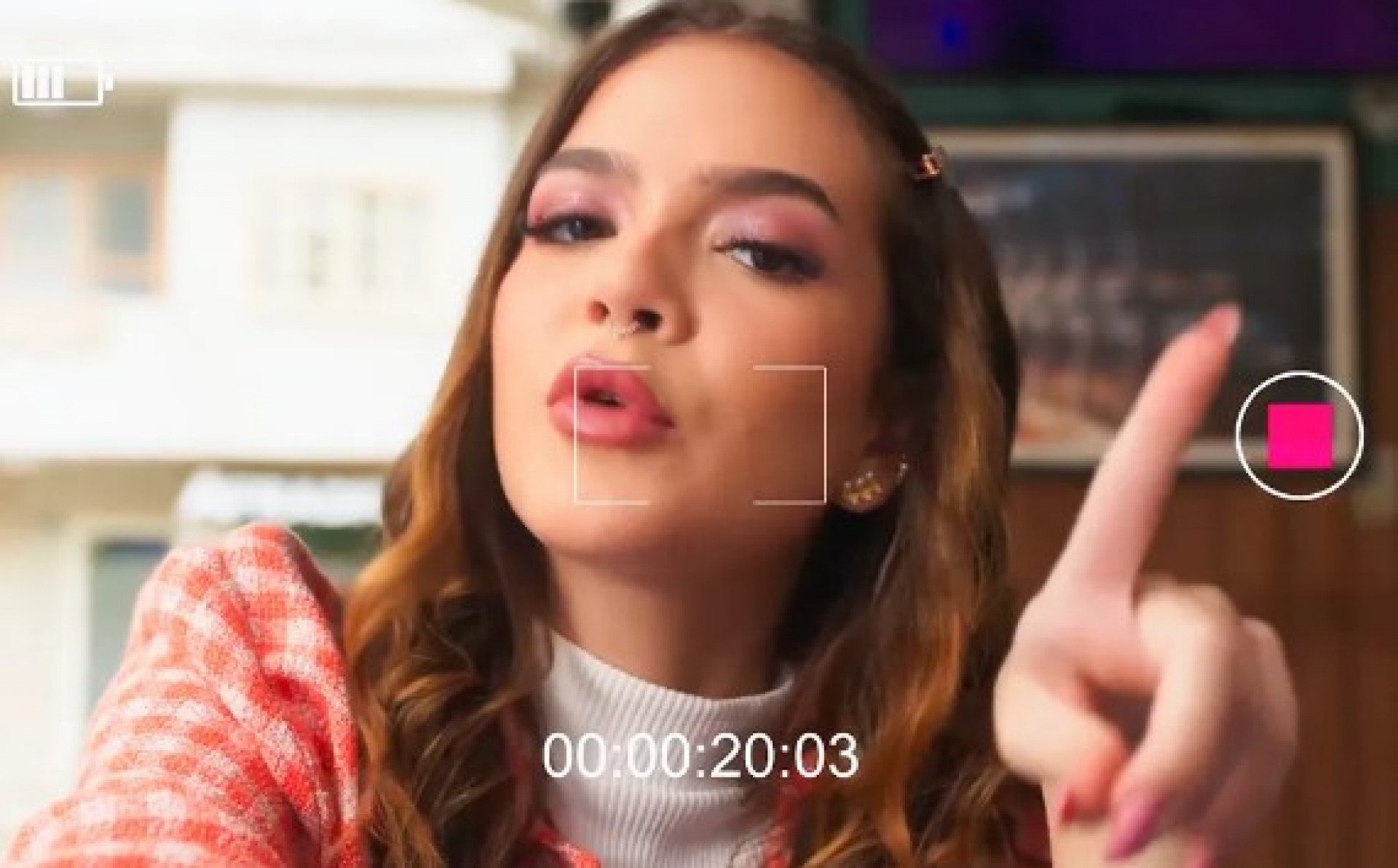 Guiga (Mel Maia) anuncia bazar com suas peças de grife - Reprodução/Globo