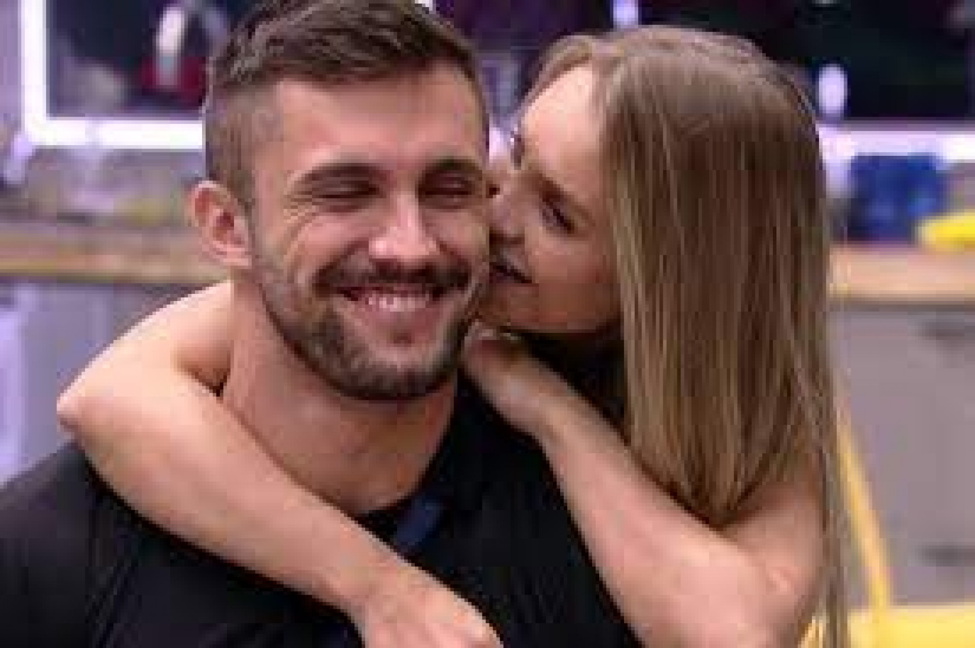 Carla Dias se revolta contra fãs de seu namoro com Arthur Picoli - Foto reprodução Internet