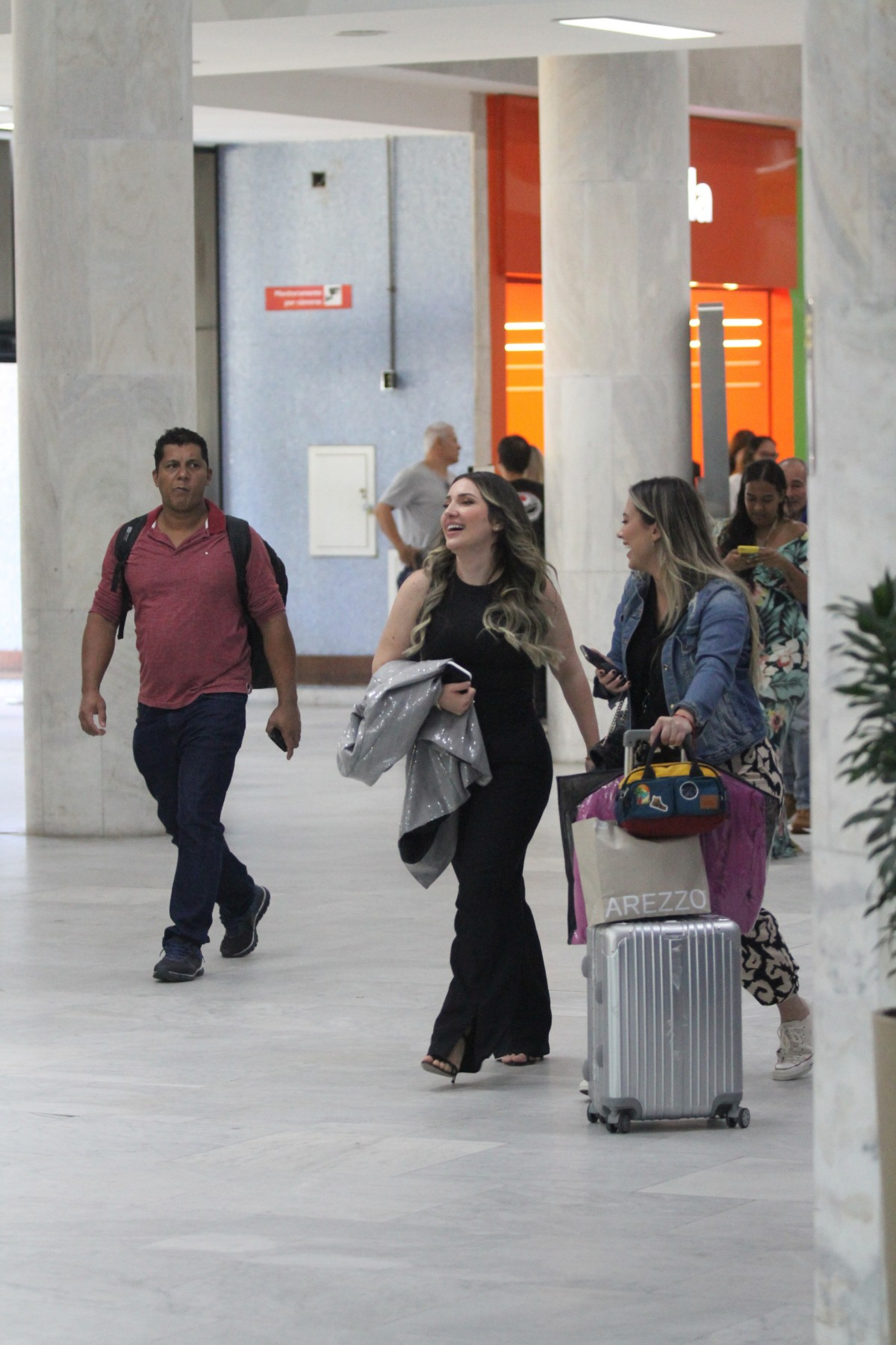 Amanda desembarca no Santos Dumont e recebe o carinho dos f&atilde;s