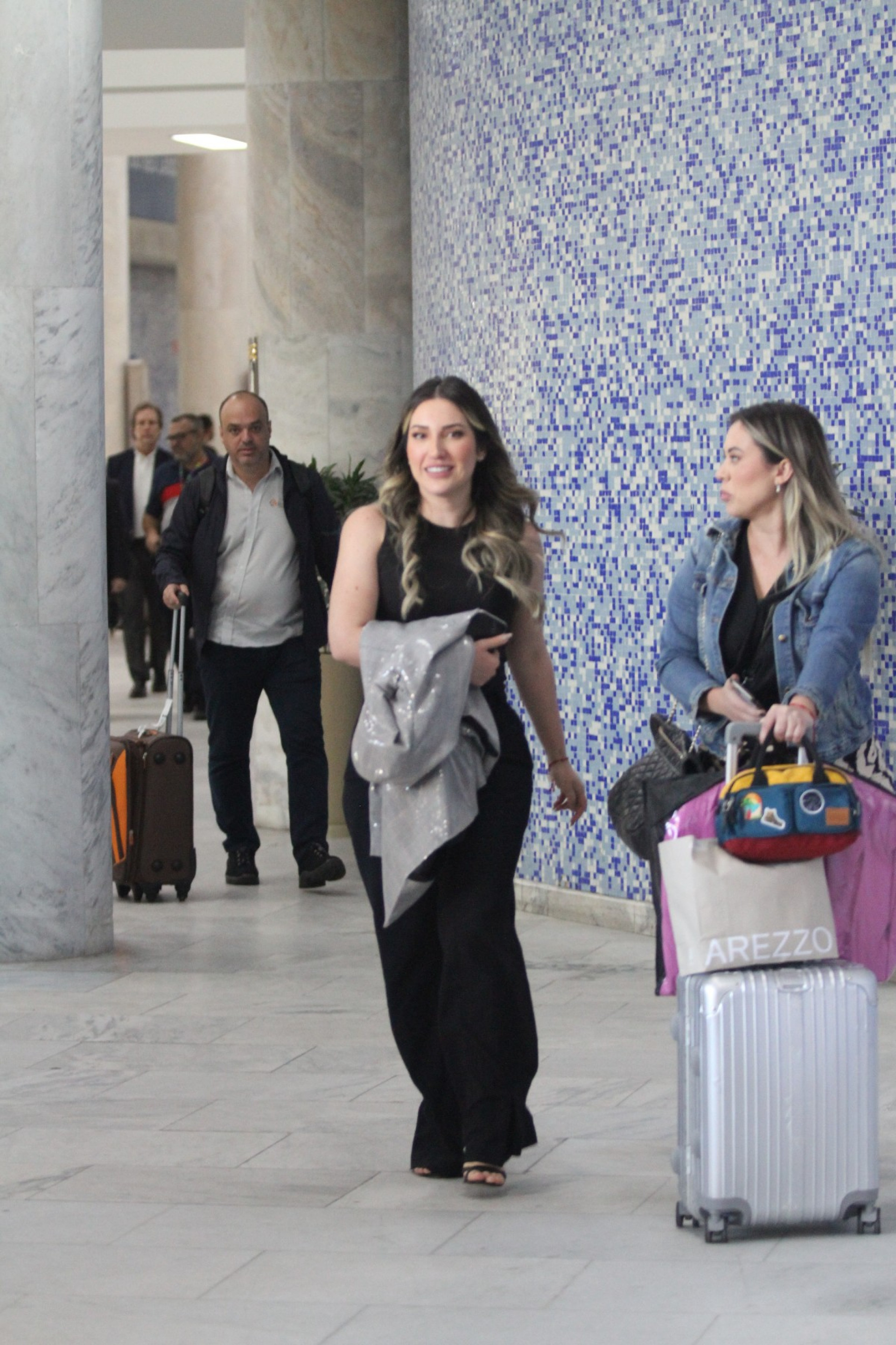 Amanda desembarca no Santos Dumont e recebe o carinho dos f&atilde;s