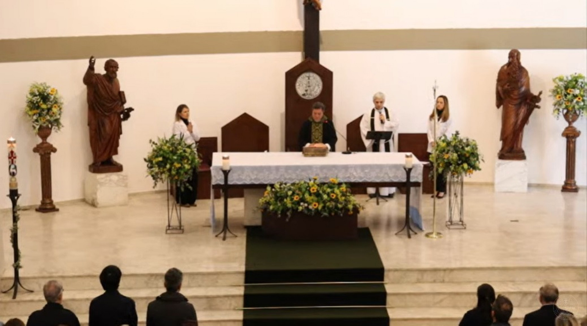 Familiares e amigos participam da missa de sétimo dia de Rita Lee  - Reprodução de vídeo