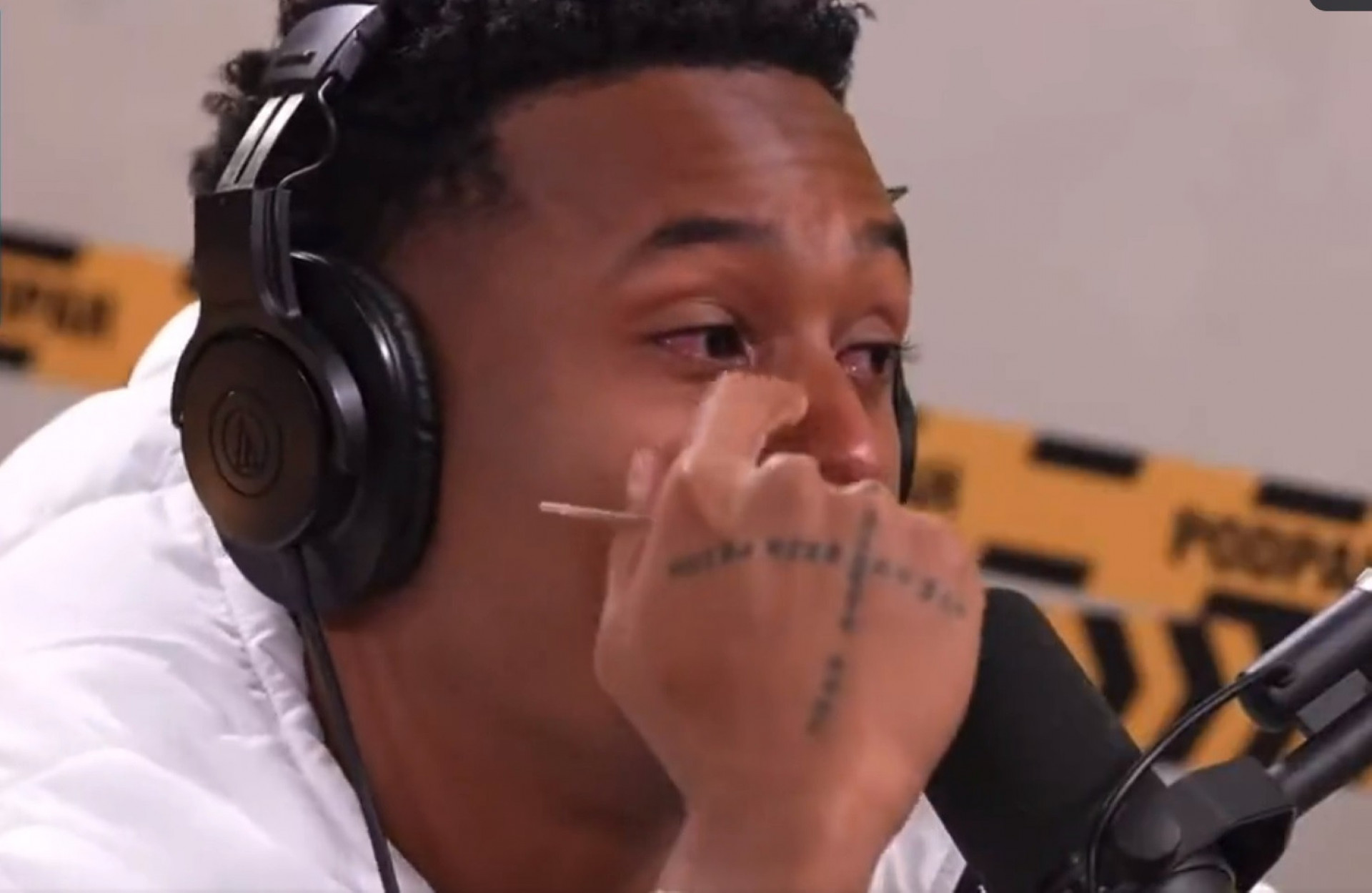 Paulo André chora durante entrevista  - Reprodução de vídeo