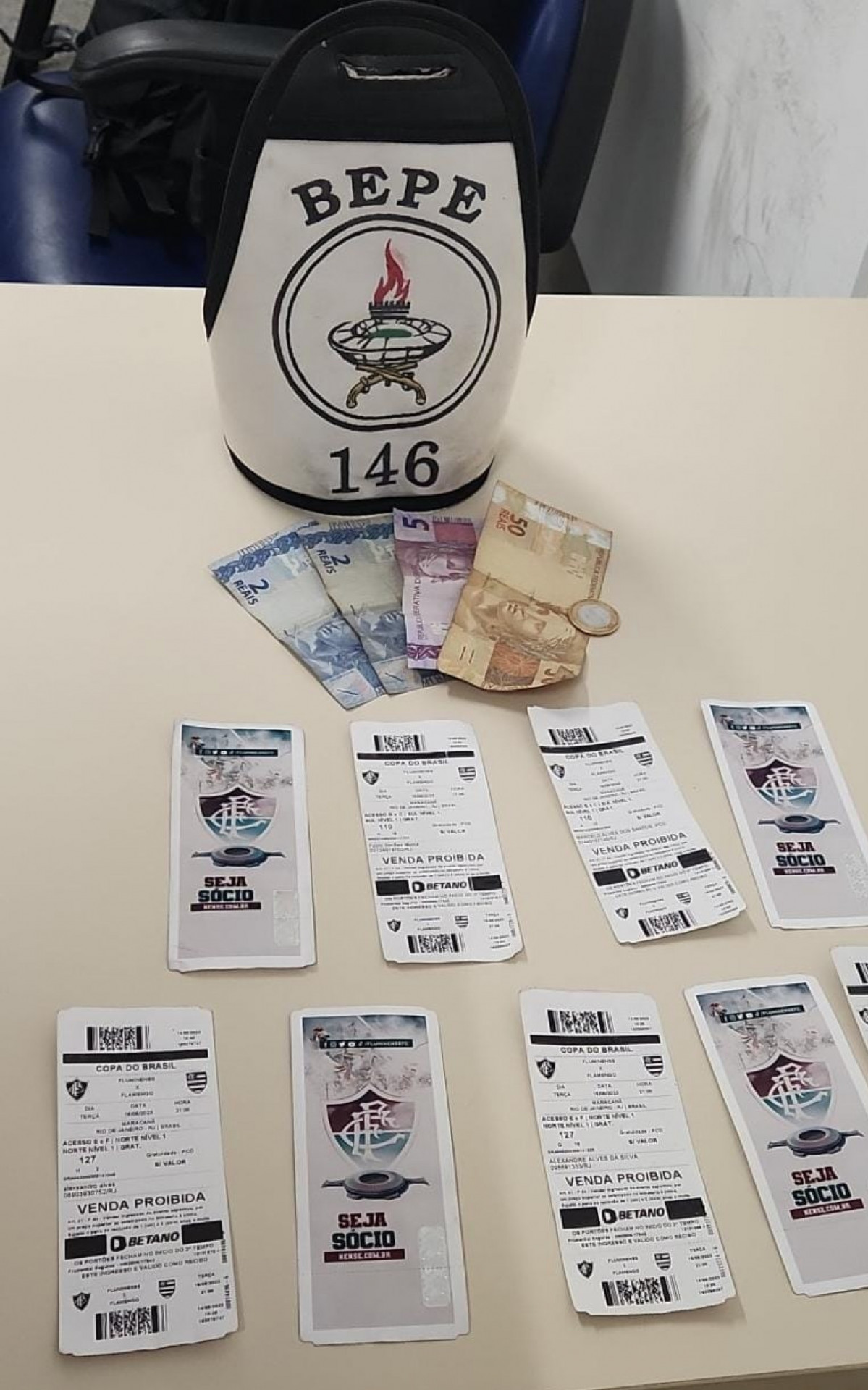 Um homem foi preso vendendo ingressos de forma irregular perto do estádio  -  Divulgação