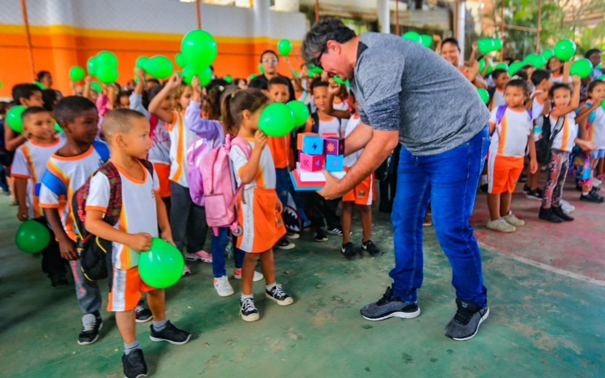 O professor Jo&atilde;o Carlos exibe orgulhoso o pr&ecirc;mio para os seus alunos