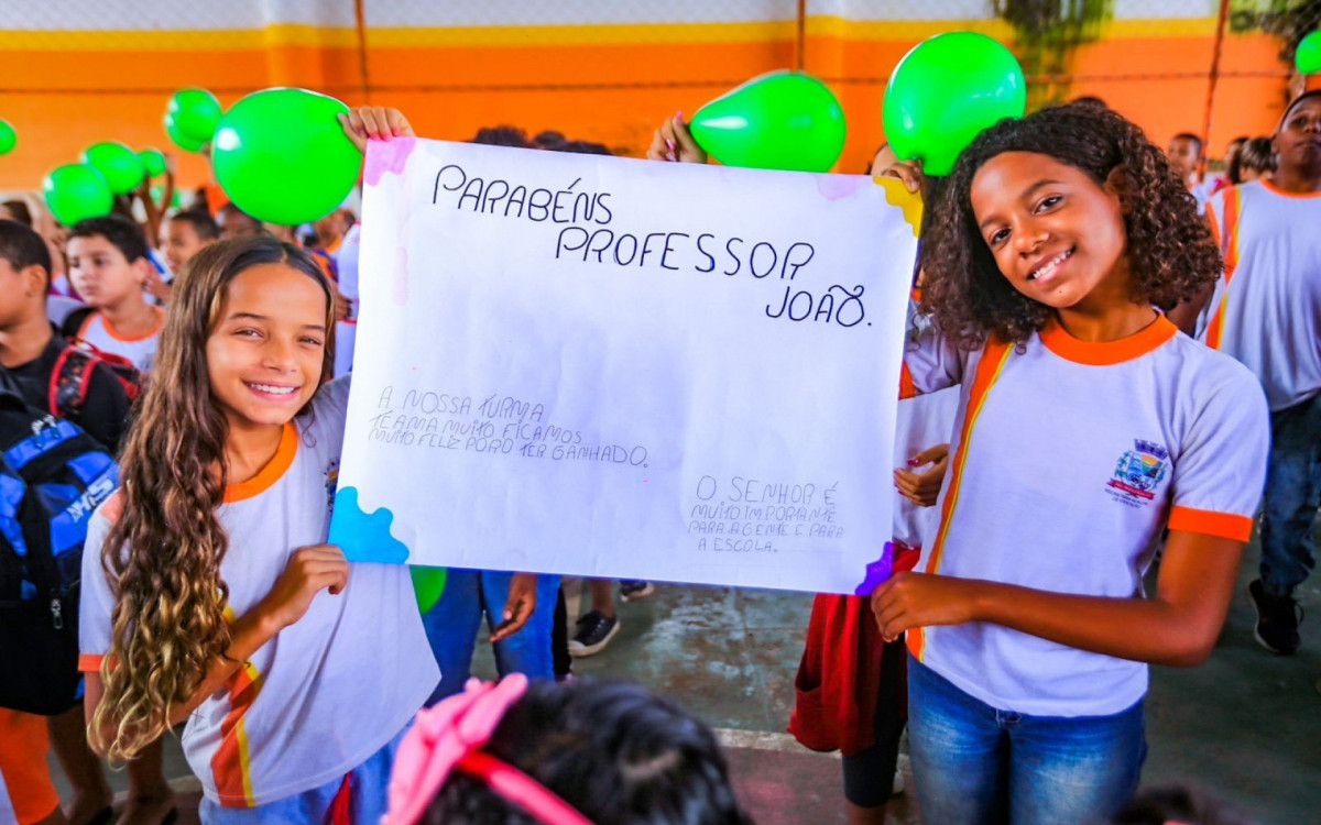 As alunas Tayla e Aysha levaram cartaz e destacaram que estavam torcendo pelo professor