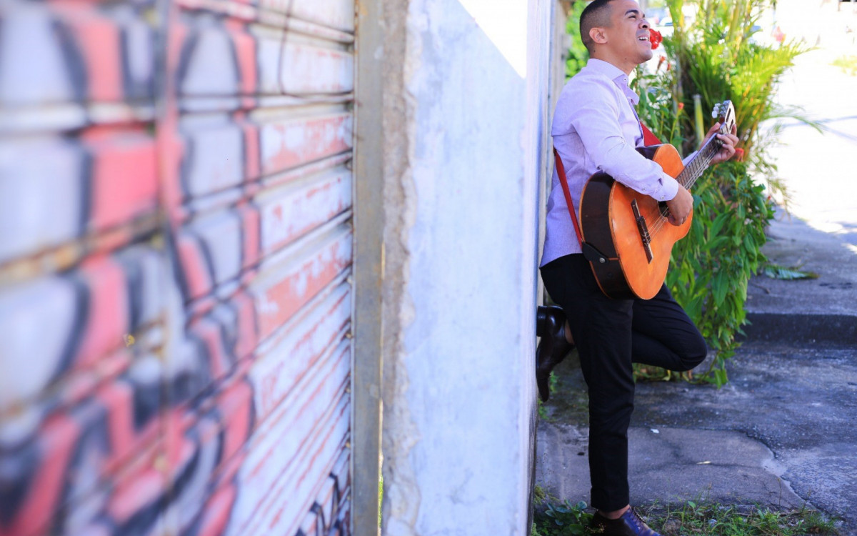 Foi na cal&ccedil;ada de casa que Leonardo Kaeller aprendeu a tocar viol&atilde;o para iniciar na m&uacute;sica