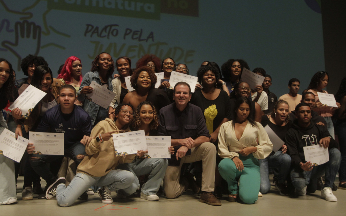 Prefeito Eduardo Paes posou para fotos junto com os formandos