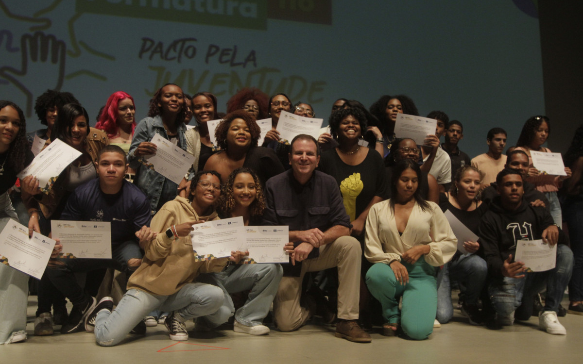 Prefeito Eduardo Paes posou para fotos junto com os formandos