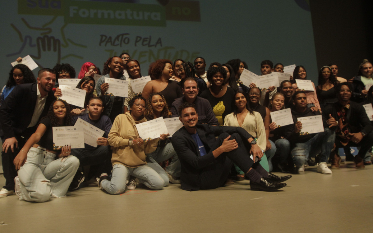 Prefeito Eduardo Paes e o secret&aacute;rio de Juventude Salvino Oliveira posaram juntos com os formandos