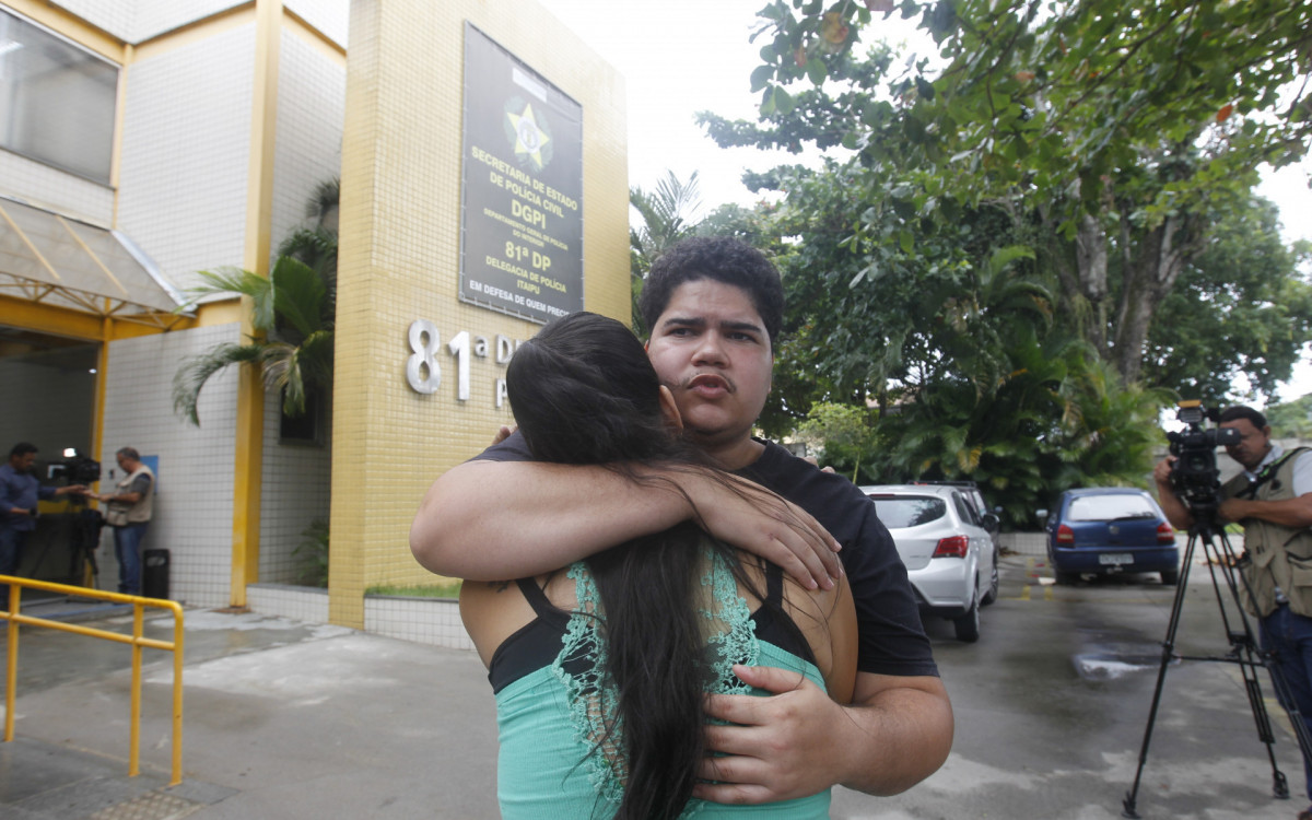 Familiares de Isabel Cristina, morta ap&oacute;s ser atropelada, est&aacute; na 81Delegacia de Pol&iacute;cia em Itaipu. Na foto : Matheus Henrique de Mendon&ccedil;a Souza e Thais Cristina Mendon&ccedil;a de Souza, filhos da v&iacute;tima. 