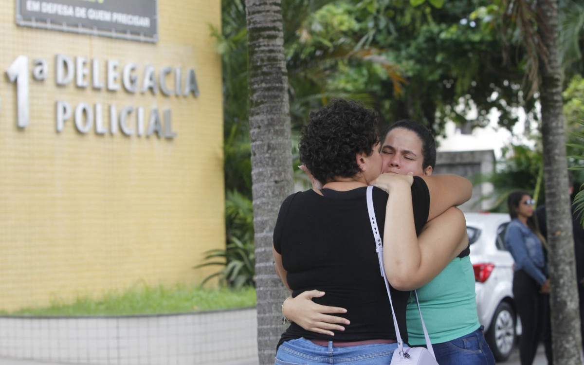Familiares de Isabel Cristina Mendonça, 49 anos, estiveram na 81ªDP (Itaipu) nesta quarta-feira (17) - Reginaldo Pimenta/Agência O DIA