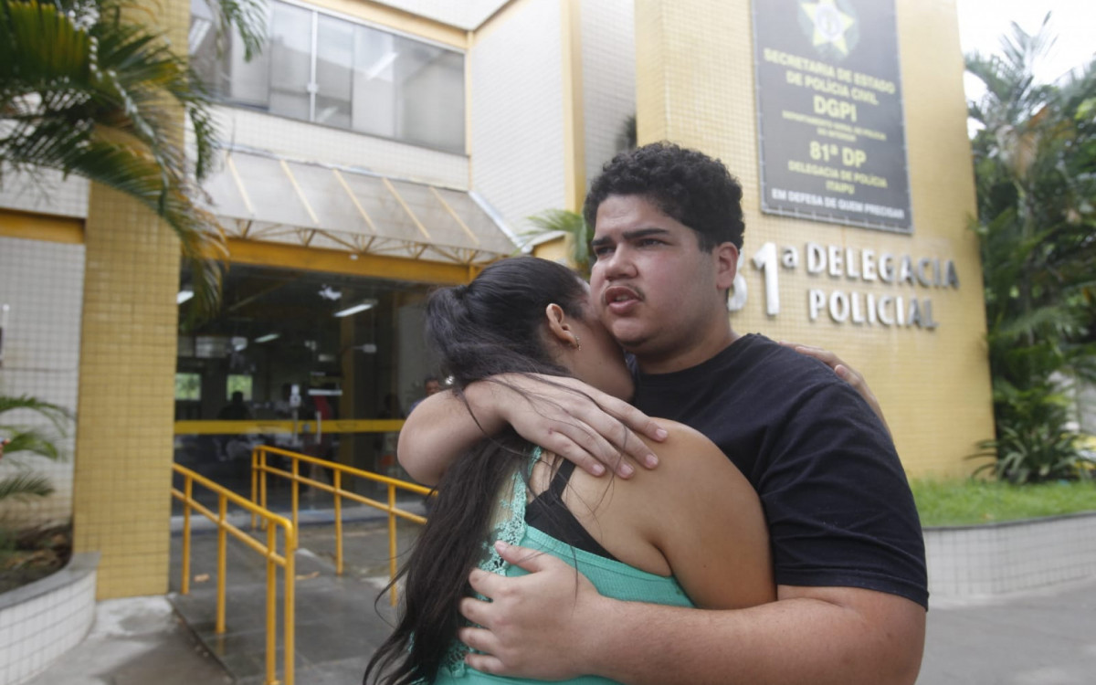 Familiares de Isabel Cristina Mendonça, 49 anos, estiveram na 81ªDP (Itaipu) nesta quarta-feira (17)