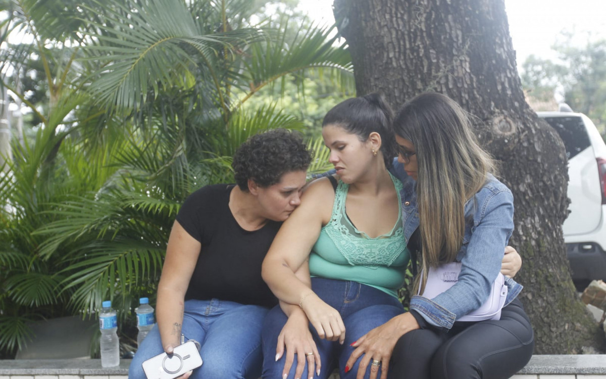 Familiares de Isabel Cristina Mendonça, 49 anos, estiveram na 81ªDP (Itaipu) nesta quarta-feira (17) - Reginaldo Pimenta/Agência O DIA