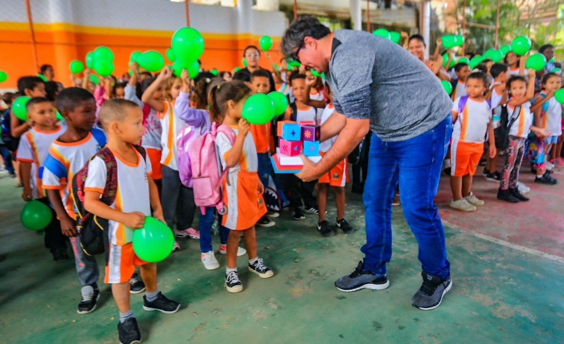 O professor Jo&atilde;o Carlos exibe orgulhoso o pr&ecirc;mio para os seus alunos - Rafael Barreto / PMBR