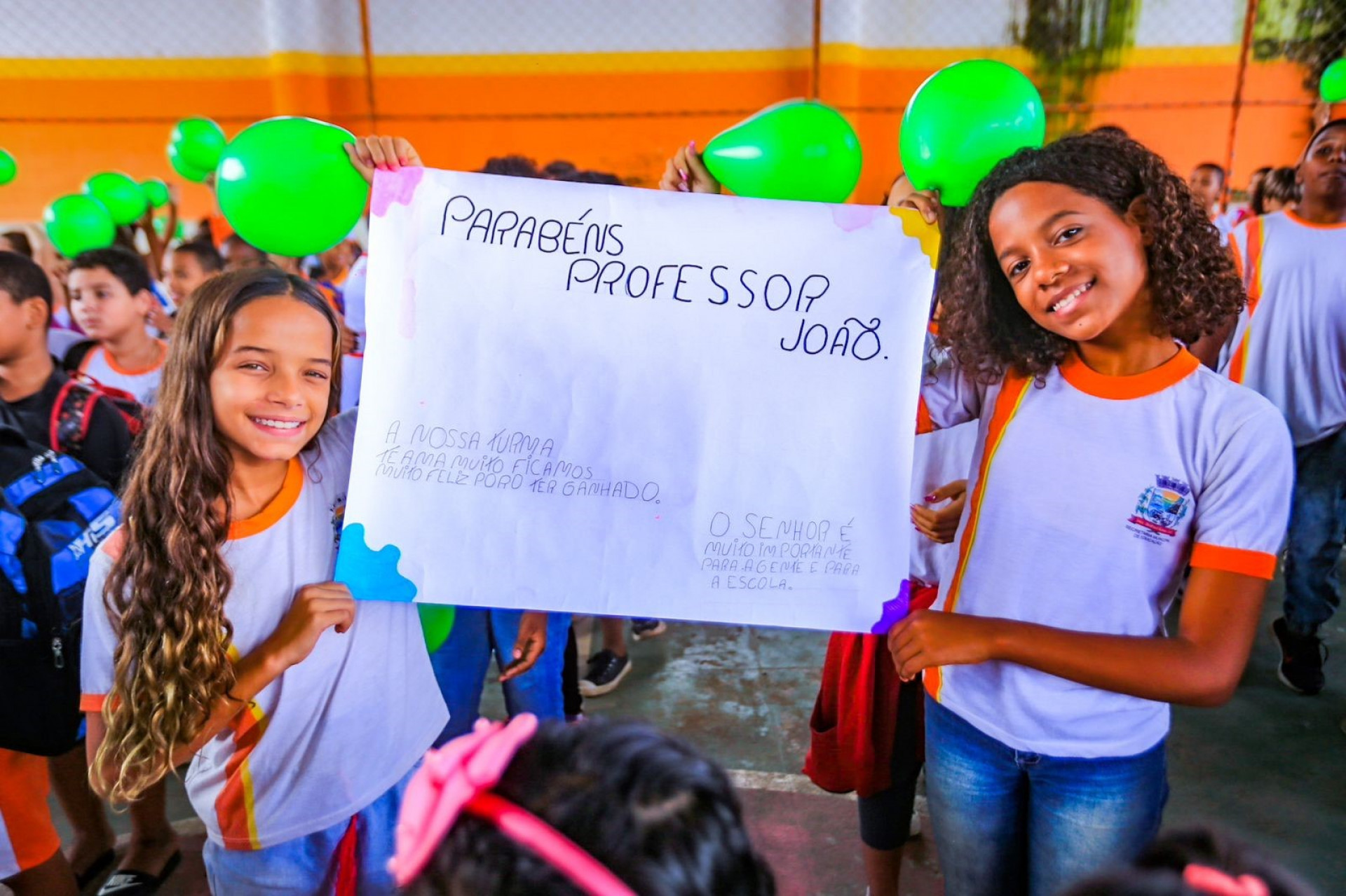 As alunas Tayla e Aysha levaram cartaz e destacaram que estavam torcendo pelo professor - Rafael Barreto / PMBR