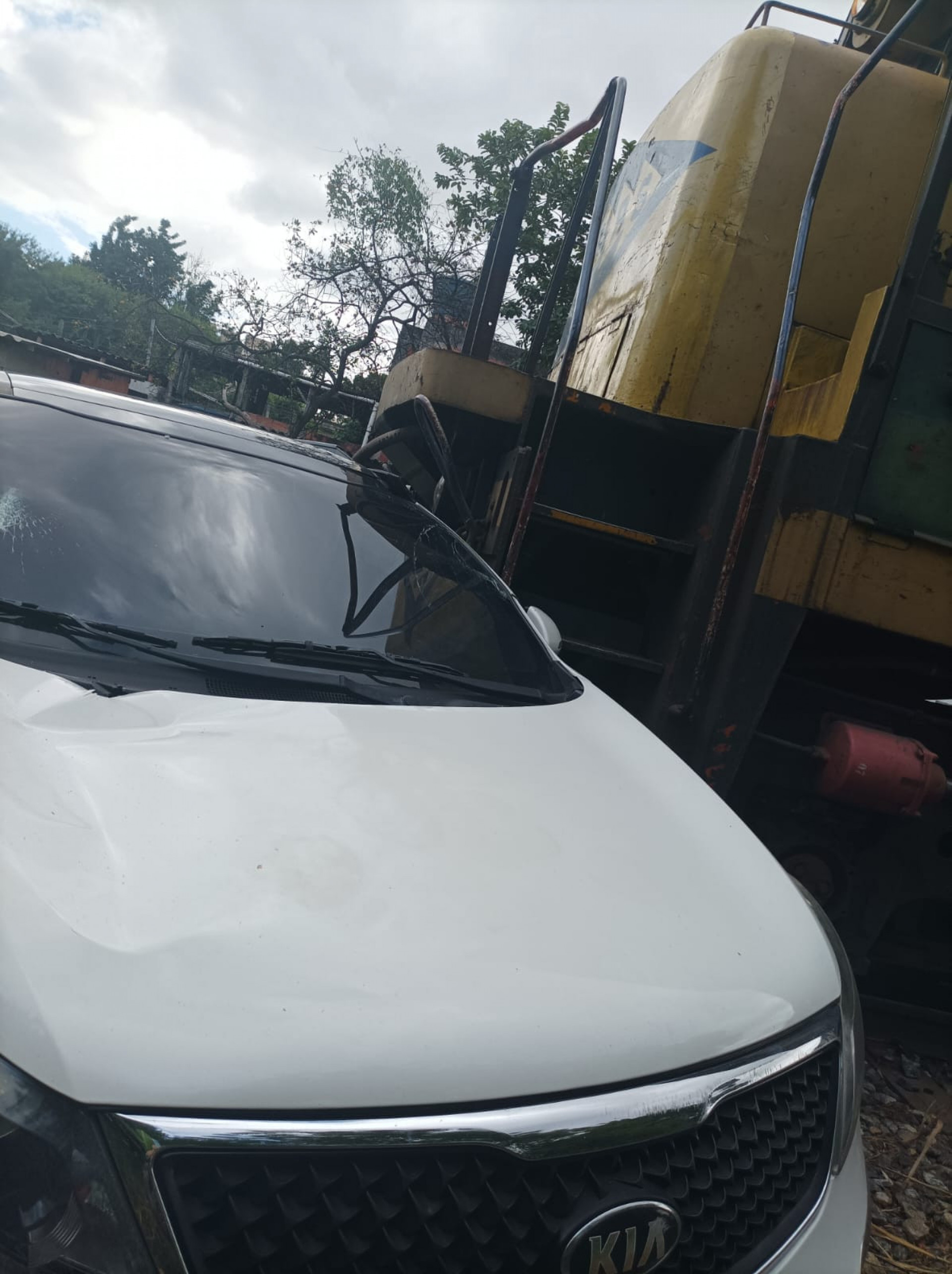 Motorista de carro fica ferido ao ser atingido por trem de carga na cancela entre Nova Iguaçu e Belford Roxo, na Baixada Fluminense, na tarde desta quarta-feira (17)
 - Divulgação