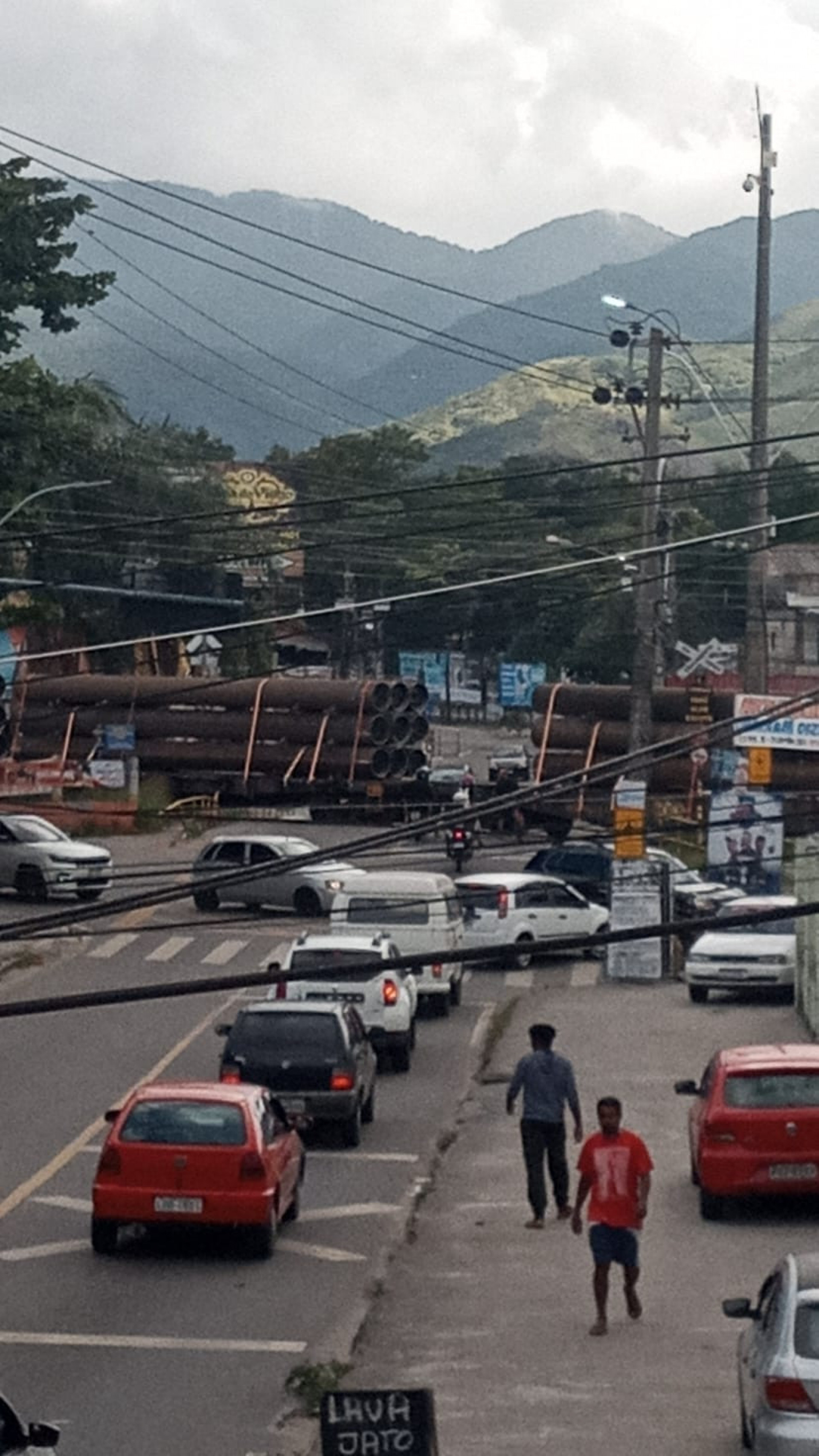 Motorista de carro fica ferido ao ser atingido por trem de carga na cancela entre Nova Iguaçu e Belford Roxo, na Baixada Fluminense, na tarde desta quarta-feira (17)
 - Divulgação