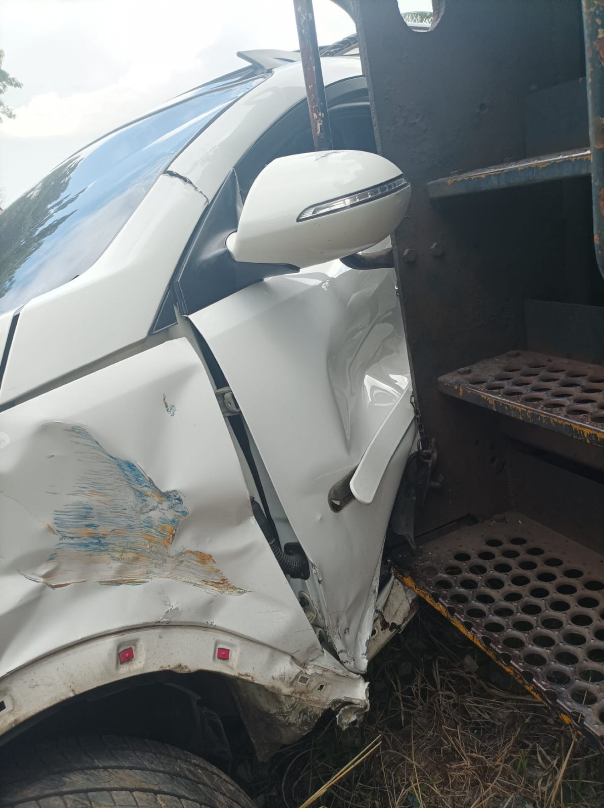 Motorista de carro fica ferido ao ser atingido por trem de carga na cancela entre Nova Iguaçu e Belford Roxo, na Baixada Fluminense, na tarde desta quarta-feira (17)
 - Divulgação