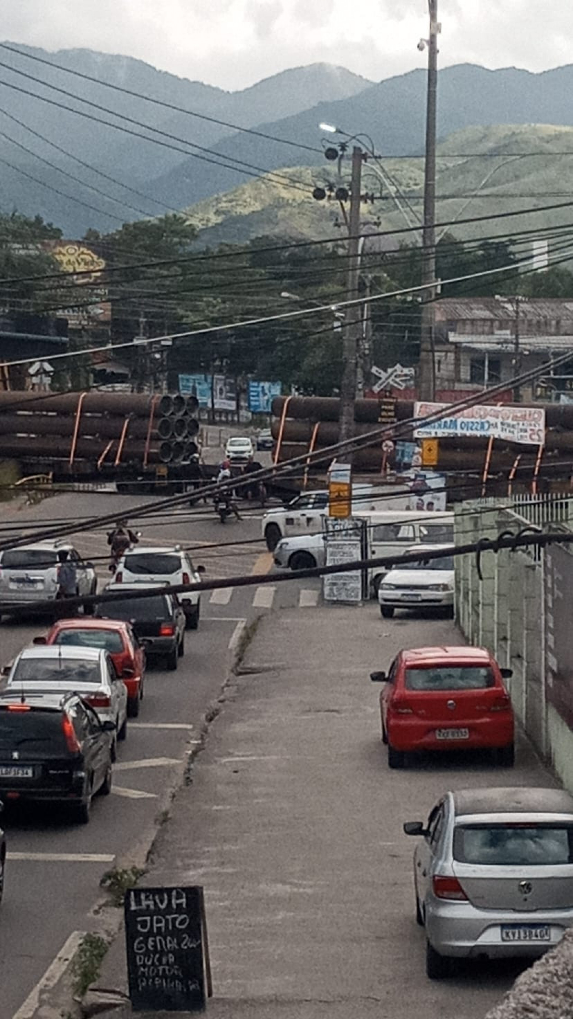 Motorista de carro fica ferido ao ser atingido por trem de carga na cancela entre Nova Iguaçu e Belford Roxo, na Baixada Fluminense, na tarde desta quarta-feira (17)
 - Divulgação