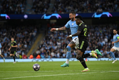 Milan encaminha contratação de lateral multicampeão do Manchester City