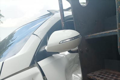 Carro força passagem e é atingido por trem de carga em linha férrea na Baixada