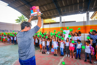 Matemático vencedor do Prêmio ‘Professor Empreendedor’ é recebido com festa em escola de Belford Roxo