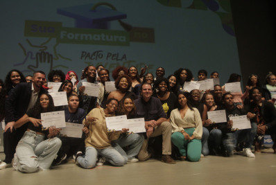 Paes participa de formatura da primeira turma de 430 jovens do Pacto pela Juventude