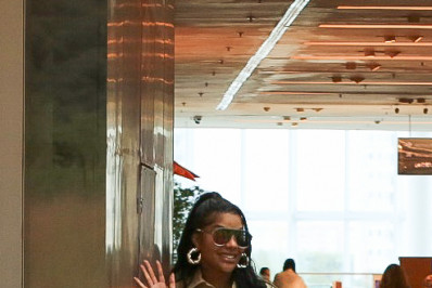 Ludmilla esbanja simpatia em shopping do Rio