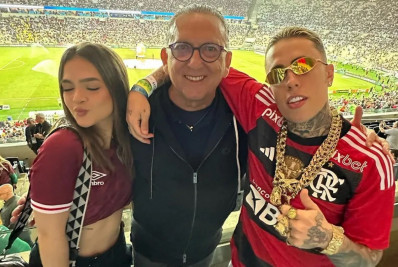 Mel Maia e MC Daniel posam ao lado de Galvão Bueno em jogo no Maracanã