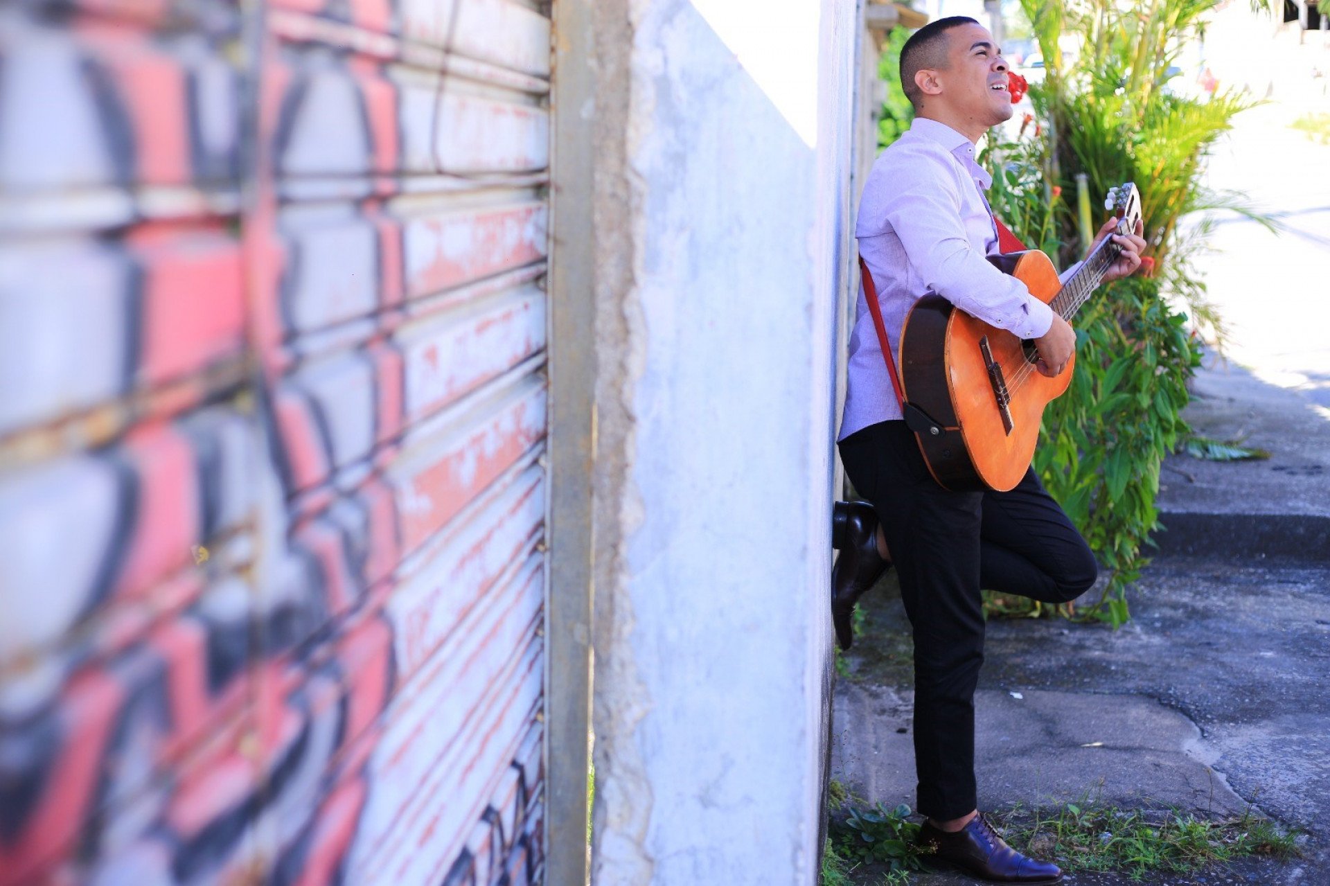 Foi na calçada de casa que Leonardo Kaeller aprendeu a tocar violão para iniciar na música - Rafael Barreto / PMBR