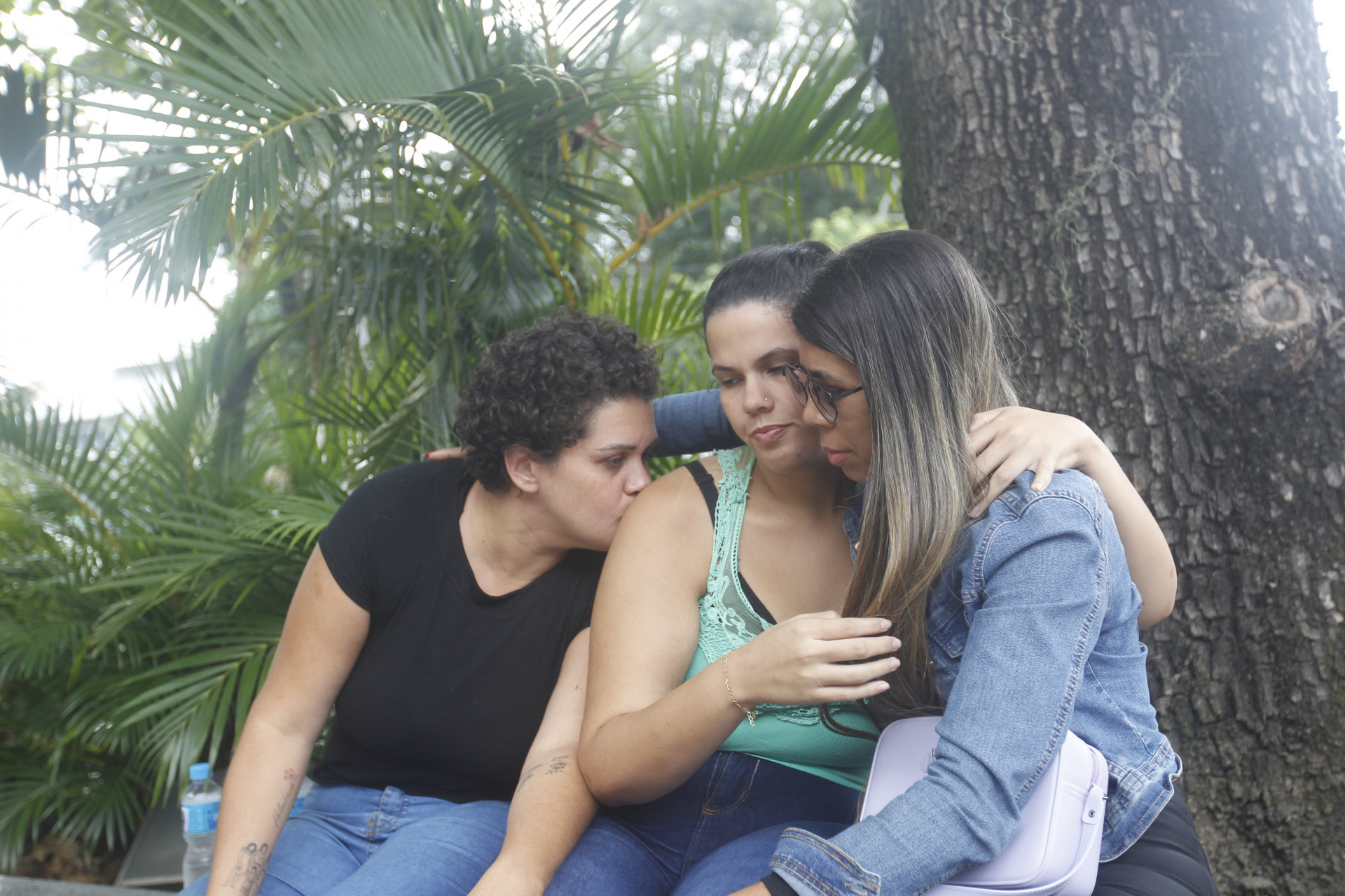 Familiares de Isabel Cristina, morta após ser atropelada, está na 81Delegacia de Polícia em Itaipu. Na foto,  Na foto, Isabela, a esquerda e Cristiane Mendonça, a direita, irmãs da vítima e ao centro, de verde, Thais Cristina Mendonça de Souza, filha da vítima. - Reginaldo Pimenta / Agencia O Dia