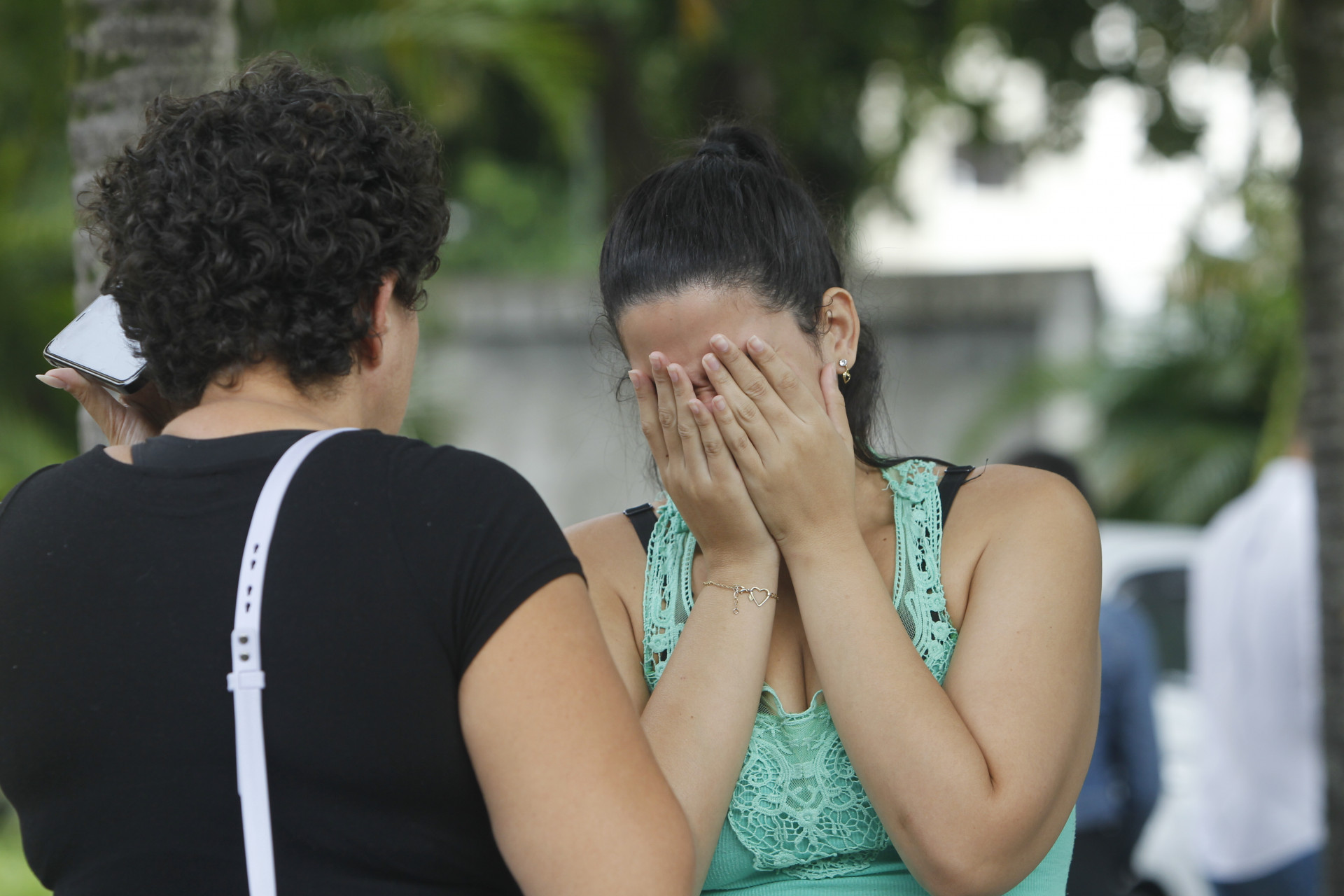 Familiares de Isabel Cristina, morta após ser atropelada, está na 81Delegacia de Polícia em Itaipu . Na foto, Isabela, de preto, irmã da vítima e Thaís, de verde, filha da vítima. - Reginaldo Pimenta / Agencia O Dia