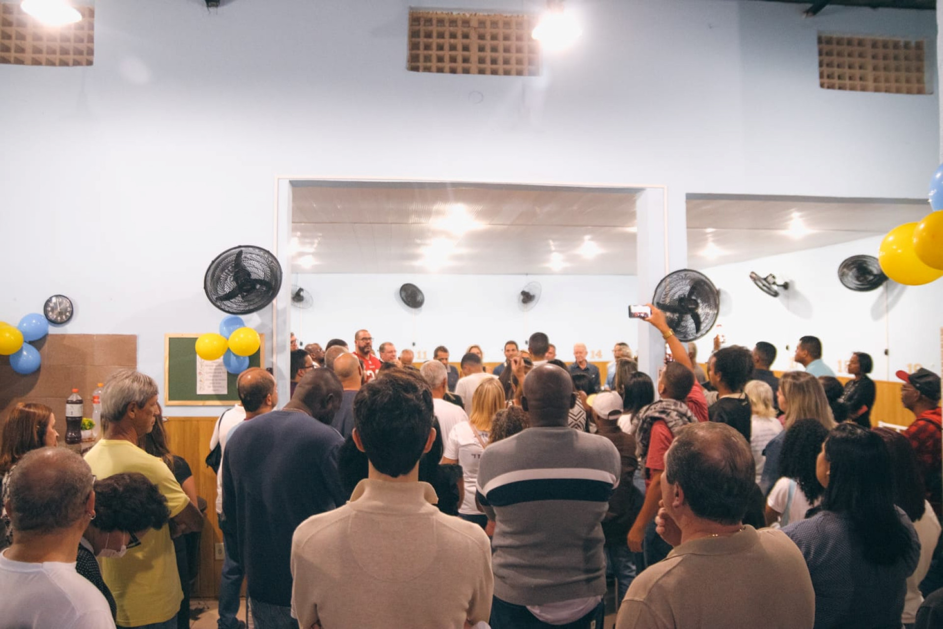 Os usu&aacute;rios s&atilde;o convidados pela equipe do chamado Pop Rua, um servi&ccedil;o gratuito oferecido ao cidad&atilde;o pelo Minist&eacute;rio do Desenvolvimento e Assist&ecirc;ncia Social, Fam&iacute;lia e Combate &agrave; Fome, em parceria com a prefeitura - Giulia Gabrielle / PMN