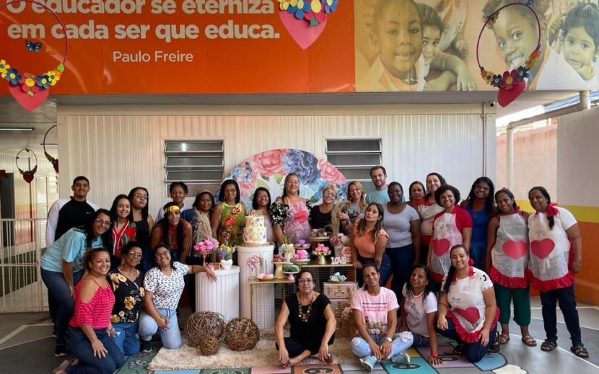 A diretora M&ocirc;nica Martins (ao centro) destacou a import&acirc;ncia da intera&ccedil;&atilde;o da creche com as fam&iacute;lias