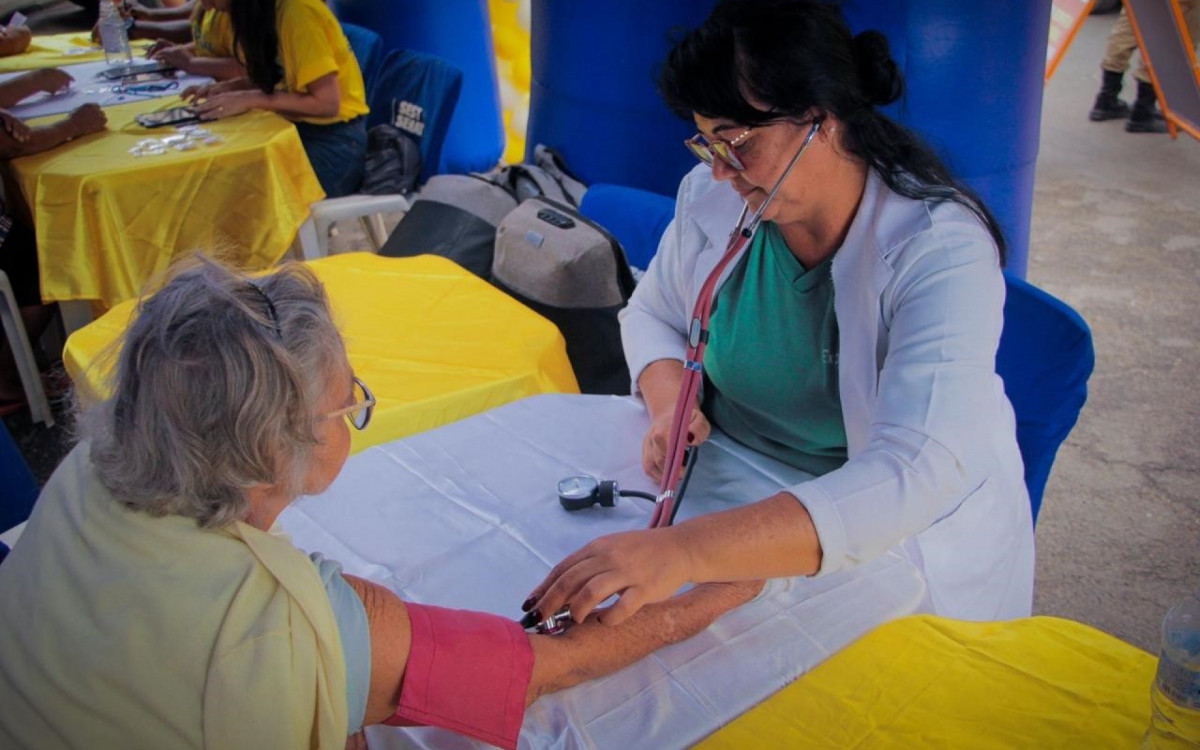 Durante a a&ccedil;&atilde;o foi montada uma tenda onde a equipe verificou press&atilde;o arterial e passou orienta&ccedil;&otilde;es